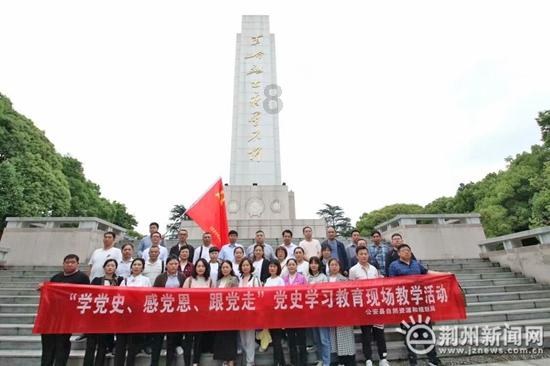 幽默笑话：闺蜜喊道：就因为这个事，我笑了他好几天！